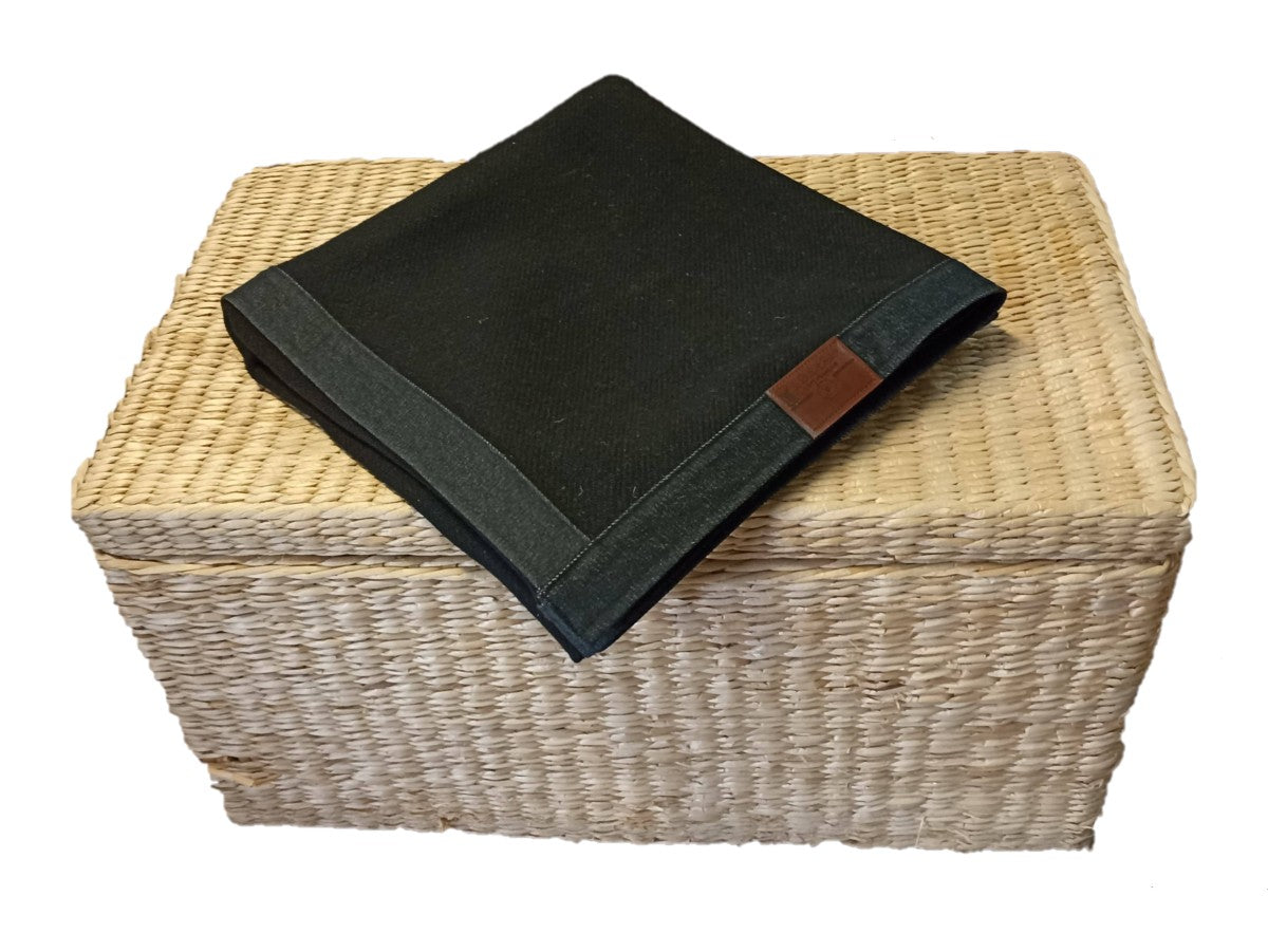 Plaid en laine des Pyrénées, bordé de jean Noir