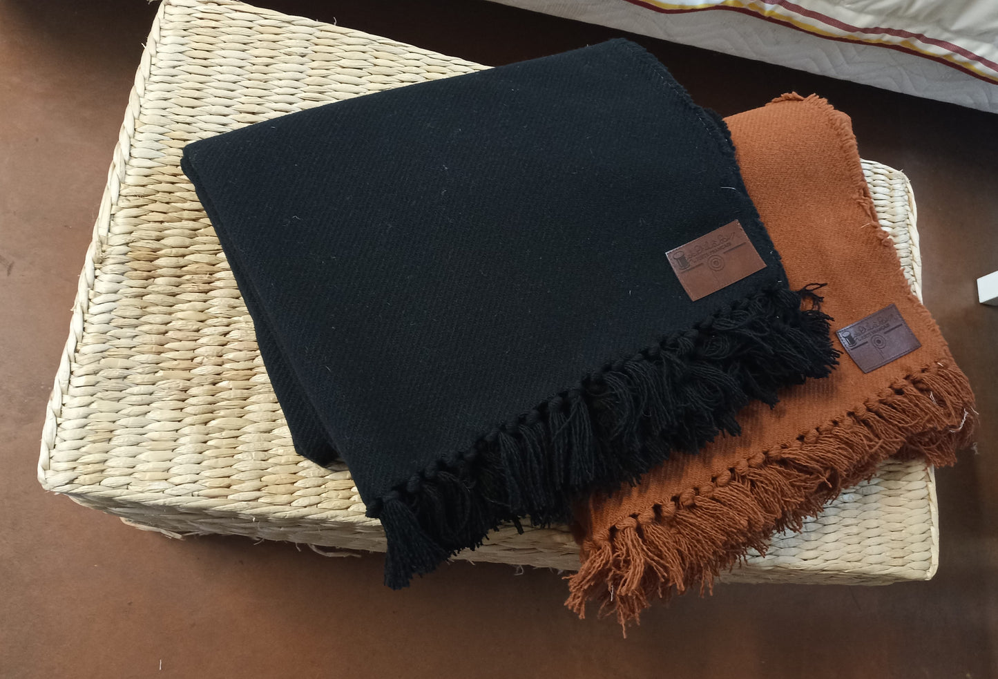 Plaid en laine des Pyrénées bords pompons