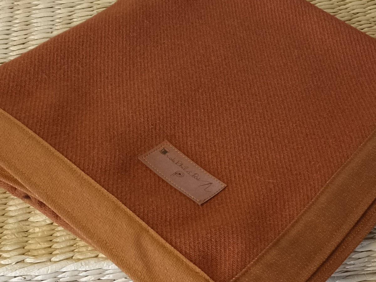 Plaid en laine des Pyrénées, bordé de jean Caramel